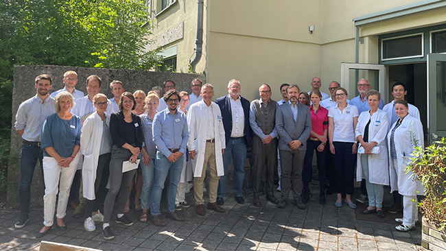 Unter der Leitung von Dr. Helge Bischoff (Bildmitte), Universitätsklinikum Heidelberg, führte das Team der Fachexperten das Audit durch, das den beteiligten Bereichen hervorragende Expertise und hohe Qualität bescheinigte.
