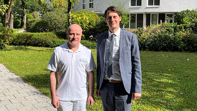 Dr. Steffen Decker wurde von Stefan Prawda, Standortleiter der Kreisklinik Bad Reichenhall, an seinem neuen Arbeitsort begrüßt.