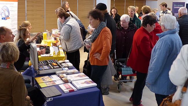 Die Besucher nutzten neben den Fachvorträgen auch die Stände im Kongresshaus, um sich zu informieren. 