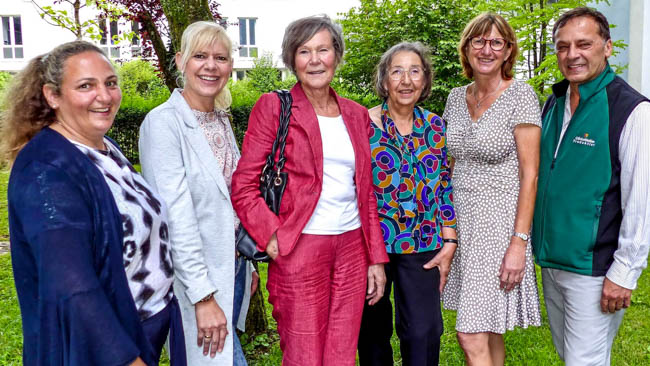 Engagiert für Menschen mit Demenz und für das Ehrenamt (v.l.): Sabine Daum und Manuela Großauer von den Kliniken Südostbayern, die Ehrenamtlichen Traudl Stähnle-Trautmann und Vera Wurmer sowie Roswitha Moderegger und Ralf Glück von der Alzheimer Gesellschaft. Foto: Ina Berwanger