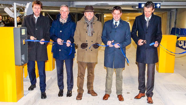 Mit dem traditionellen Durchschneiden eines Bands wurde das neue Parkhaus am Klinikum Traunstein offiziell eingeweiht. Unser Foto zeigt von links Dieter Janshen und Stephan Pieper von der Firma Goldbeck, Oberbürgermeister Christian Kegel, den Aufsichtsratsvorsitzen der Klinike Südostbayern AG, Landrat Siegfried Walch, und den Vorstandsvorsitzenden der Kliniken Südostbayern AG, Dr. Uwe Gretscher.