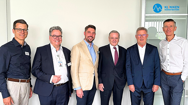 Die Eva Mayr Stihl-Stiftung fördert die Initiative „Intensivstation weitergedacht“ am Klinikum Traunstein – v.l. Philipp Hämmerle, Vorstand Kliniken Südostbayern, PD Dr. Tom-Philipp Zucker, Ärztlicher Leiter des Klinikums Traunstein, Siegfried Walch, MdB, Robert Mayr, Vorstandsvorsitzender und Stifter der Eva Mayr-Stihl Stiftung, Josef Konhäuser, gewählter stellvertretender Landrat des Landkreises Traunstein, Dr. Uwe Gretscher, Vorstandsvorsitzender der Kliniken Südostbayern.