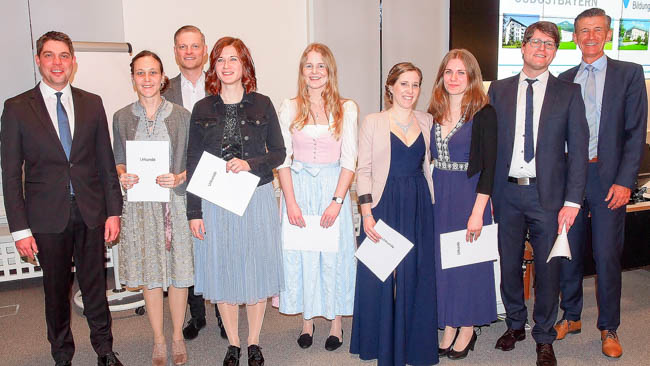 Für herausragende schulische Leistungen erhielten sechs Krankenpflegekräfte einen Staatspreis der Regierung von Oberbayern. Unser Foto zeigt von links Landrat Siegfried Walch, die Staatspreisträger Nadja Weih, Mathias Rehrl, Ramona Schweidler, Angelina Niederschweiberer, Sarah Kohl und Elena Mühlbacher, Schulleiter Alexander Hoh und den Vorstandsvorsitzen Dr. Uwe Gretscher. 