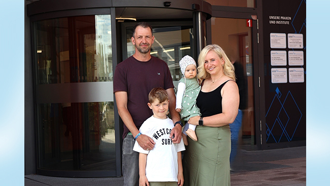 Familie Wenzel besucht das Klinikum Traunstein im Juni 2026 nochmals, ziemlich genau ein Jahr nach der Geburt von Jona.