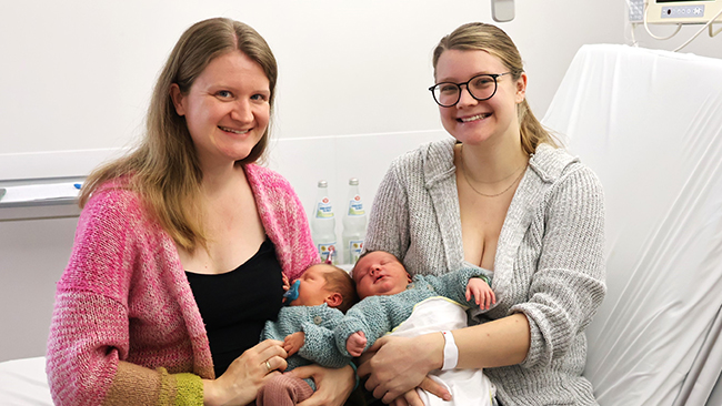 Schwestern Elisabeth Huber (links im Bild) und Katharina Gumpinger (rechts) bekommen fast zeitgleich ihre Babys Marlene und Korbinian.