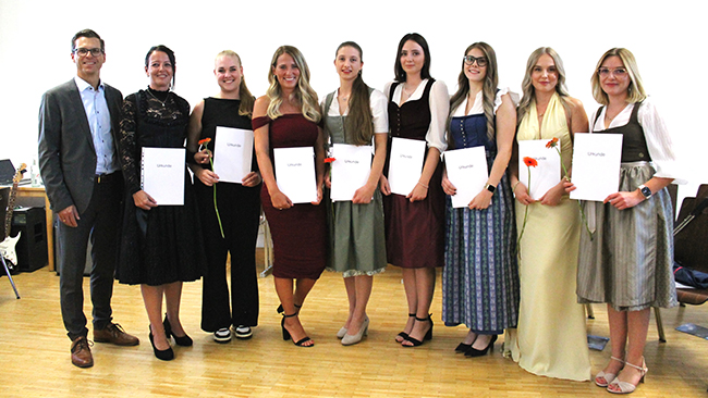 KSOB-Vorstand Philipp Hämmerle mit den Staatspreisträgerinnen des Jahrgangs 2022-2025 (v.l.n.r.): Evelyn Eder, Pia Kokott, Lilly Pankratz, Isabella Huber, Simone Loessl , Nicole Wenger , Liana Schneider und Judith Schacht.