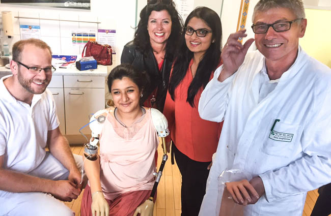 Nach rund sieben Jahren hat Zainab im Beisein von (v.l.) Florian Muders, Birgit Bode, Sabahat Khan und Alois Singhammer zum ersten Mal ihre Armprothesen anprobiert. 