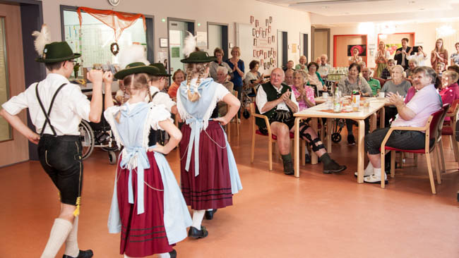 Viel Freude bereiteten die Kinder des Trachtenvereins "D'Alzviertler" Trostberg den Patienten beim Herbstfest der Geriatrischen Rehabilitation Trostberg