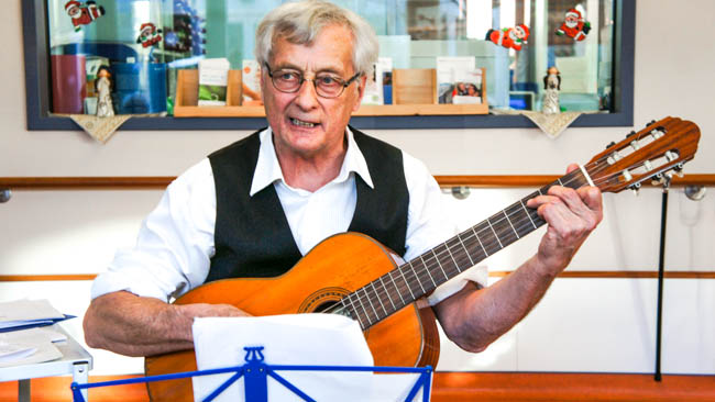 Hermann Brunnlechner engagiert sich als freiwilliger Helfer im Projekt „Musik und Medizin“ der Geriatrischen 