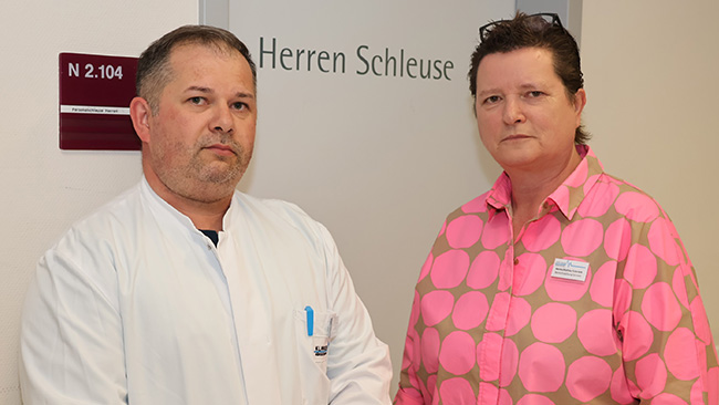 Gabriele Hentschlofsky, Bereichsleitung für die Bereiche Reinigung und Service der Klinik-Gebäudeservice Traunstein für alle vier Standorte und Raphael Pentz, OP-Reinigungs-Vorarbeiter am Standort Traunstein.
