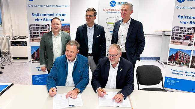 Zusammen für die Zukunft der KSOB: vorne v.r. Andreas Danzer, Landrat des Landkreises Traunstein, und Michael Koller, Landrat des Landkreises Berchtesgadener Land; hinten v.r. Dr. Uwe Gretscher, Vorstandsvorsitzender KSOB, Philipp Hämmerle, Vorstand KSOB und Dr. Christoph Lung, Oberbürgermeister der Stadt Bad Reichenhall.