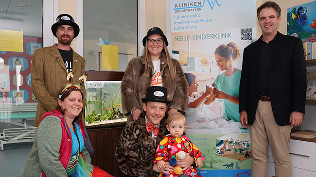 Spinnerzunft Obing feiert Fasching auch für den guten Zweck: v.l. Betti Ober, Andreas Lindner, Andreas und Lisa Maria Linner mit Florian Linner, dem jüngsten Mitglied der Spinnerzunft Obing bei der Übergabe der Spende an Prof. Dr. Gerhard Wolf, Chefarzt der Kinder-und Jugendmedizin am Klinikum Traunstein  