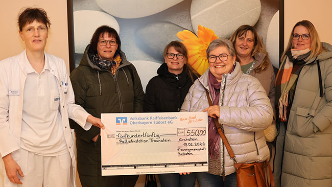 v.l. Monika Kinne, Oberärztin, Palliativstation Klinikum Traunstein; Gerlinde Wurm, Sabrina Gruber, Monika Schuhbeck, Karin Egger und Birgit Seidenfuß von der Frauengemeinschaft Kirchstein