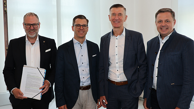 Präsentierten den Jahresbericht 2025 der Kliniken Südostbayern (v.l.n.r.): Landrat und KSOB-Aufsichtsratsvorsitzender Andreas Danzer, KSOB-Vorstand Philipp Hämmerle, KSOB-Vorstandsvorsitzender Dr. Uwe Gretscher sowie Landrat und stellv. Aufsichtsratsvorsitzender Michael Koller.