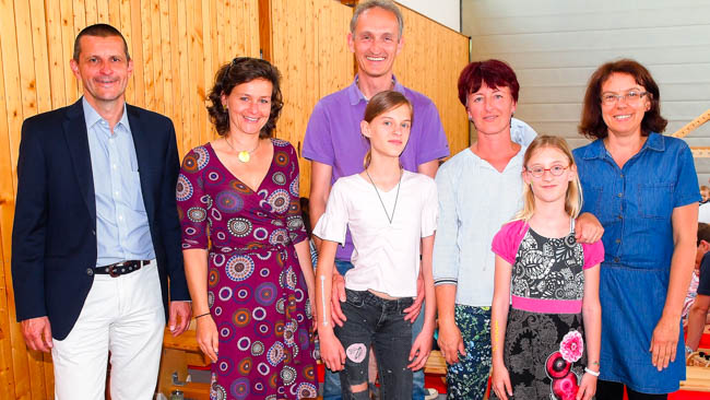 Mit Sarah (3. von links) und Eva (2. von rechts) hatte die Eltern Christine (3. von rechts) und Helmut Schwaiger aus Freilassing gleich zwei Frühgeborene zu versorgen. Hilfe leistete der „Bunte Kreis“ mit der Gesamtleitung Dr. Tobias Trips (links), der pflegerischen Leitung Anita Wimmer (2. von links) und Krankenschwester Martina Kohlhepp (rechts).