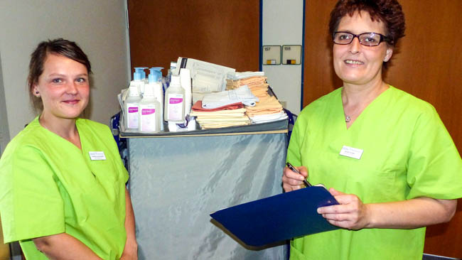 Angelika Lesnik-Barglik und Sandra Gruber (v.l.) sind die ersten neuen Serviceassistentinnen an der Kreisklinik. 
