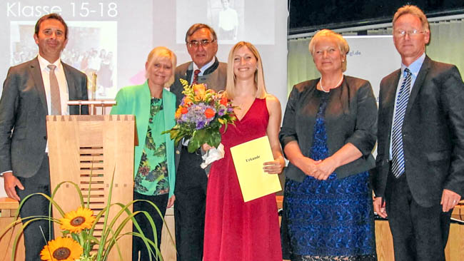 Gratulierten Verena Niederstraßer (Mitte) zum Staatspreis für den 1er-Abschluss (v.l.): Steffen Köhler (Personalleiter KSOB), Manuela Großauer (Pflegedirektorin KSOB), Rudolf Schaupp (Stellv. Landrat), Elisabeth Ulmer (Vorstand KSOB) und Helmut Weiß (Schulleiter der Berufsfachschule für Krankenpflege Bad Reichenhall)