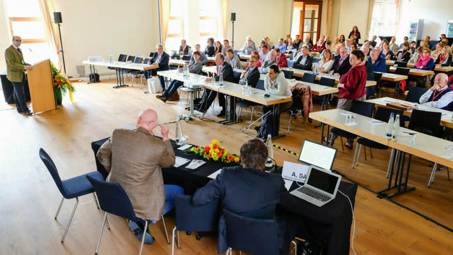 Über 160 Teilnehmer kamen zu den „14. Chiemgauer Kardiologietagen auf Gut Ising, bei denen es um die Behand-lungsmöglichkeiten von Herzerkrankungen ging Über 160 Teilnehmer kamen zu den „14. Chiemgauer Kardiologietagen auf Gut Ising, bei denen es um die Behand-lungsmöglichkeiten von Herzerkrankungen ging