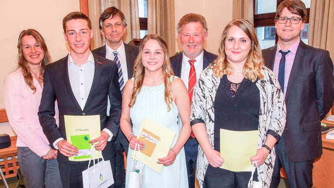 Einen Staatspreis für herausragende schulische Leistungen erhielten (von links) Patrick Winkler, Veronika Zimmermann und Laura Herzinger. In der hinteren Reihe (von links) Klassenleiterin Marika Köppl, Medizinischer Direktor Dr. Stefan Paech, stellvertretender Landrat Sepp Konhäuser und Schulleiter Alexander Hoh.