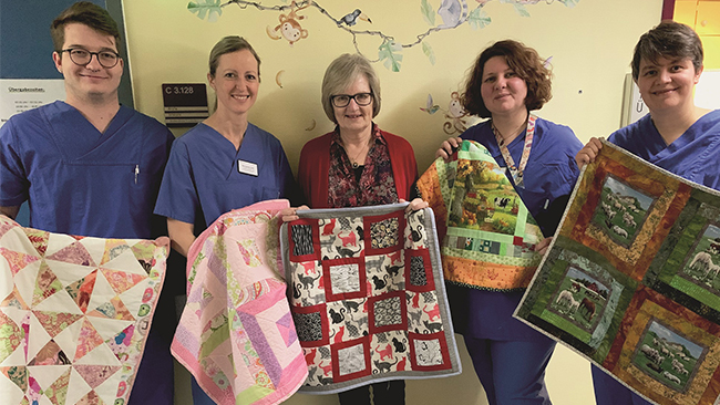 v. li. Samuel Schramm, Bernadette Eder, Maria Dreßler, Rebekka Trost und Stationsleitung Dorothee Springer bei der Übergabe der Kuscheldecken auf der Frühchenstation der Kinderklinik Traunstein der Kliniken Südostbayern AG 