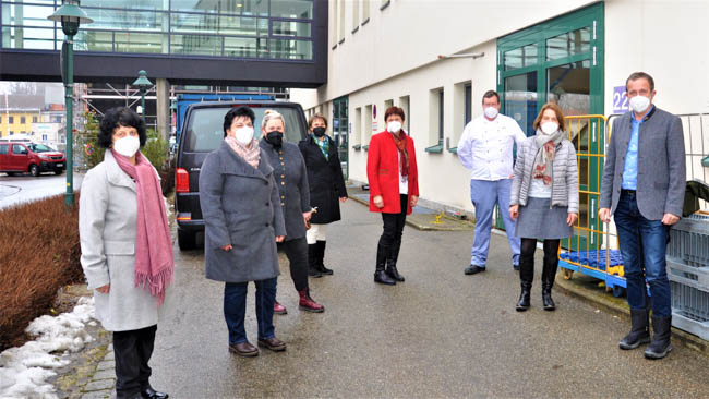 Übergabe von 1.100 Tüten voll mit liebevoll hergestelltem Weihnachtsgebäck.  v.l.n.r. Maria Friedrich, Ortsbäuerin Heiligkreuz, Irina Esterbauer, Kreisbäuerin, Schuhegger Christine Ortsbäuerin Waging, Hildegard Trenker, Ortsbäuerin Altenmarkt, Helga Kamml, Ortsbäuerin Inzell, Johann Lechner, Andrea Probst, Ortsbäuerin Chieming, Matthäus Michlbauer, Bayerischer Bauernverband Geschäftsstelle Traunstein