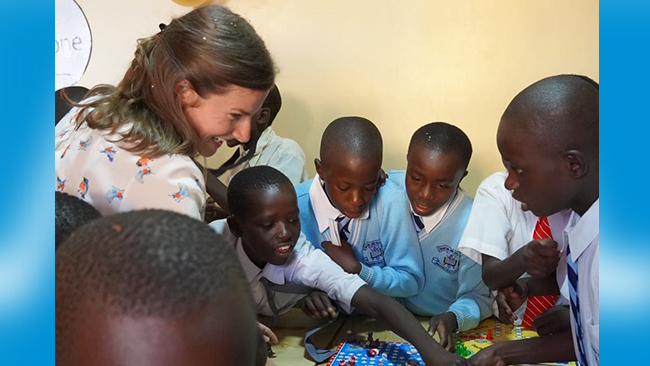 Die Ärztin der Kliniken Südostbayern Marion Daxer beim Spiel mit Kindern in der kenianischen Hauptstadt Nairobi