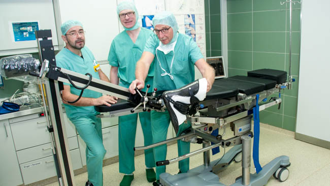 Mit diesem neuen Operationstisch können diese Hüfteingriffe noch optimaler durchgeführt werden. Von links: OP-Pflegekraft Nedim Tabucic, Oberarzt Dr. Martin Frey, Facharzt für Chirurgie, Unfallchirurgie und Orthopädie sowie Chefarzt Prof. Dr. Rupert Ketterl, Leiter der Unfallchirurgie und orthopädischen Chirurgie am Klinikum Traunstein