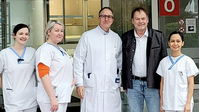 v. l. Alexandra Wolf, MFA, Anna Graz, GKP, Dr. Thomas E. Langwieler, Chefarzt der Allgemein- und Viszeralchirurgie, Wolfgang Grösch und Phanita Tooksoon, GKP