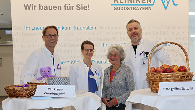 Ärztlicherseits waren u.a. vor Ort (v. l.) Dr. Björn Lewerenz, Chefarzt Innere Medizin und Gastroenterologie, Leiter des Darmkrebs- und Pankreaskrebszentrums, Dr. Helen Bauer, Oberärztin der Gastroenterologie und Koordinatorin des Darm- und Pankreaskrebszentrums sowie (ganz rechts) Dr. André Prock, Leitender Arzt der Allgemein- und Viszeralchirurgie und Koordinator des Pankreaskrebszentrums aus der Abteilung von Prof. Dr. Christian Jurowich, Chefarzt Allgemein- und Viszeralchirurgie (nicht abgebildet), hier zusammen mit Patientin Frau Blaschke.