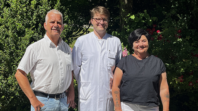 v.l. Josef H., Priv.-Doz. Dr. Philip Hölter, Leitender Oberarzt der Neuroradiologie am Klinikum Traunstein, Angela H.