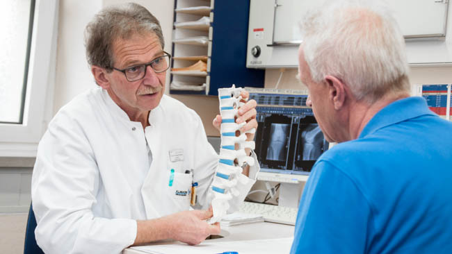 Prof. Dr. Rupert Ketterl ist wieder in der Focus-Ärzteleiste vertreten. Unser Foto zeigt ihn mit Patient Gert Dunkel bei der Ambulanzsprechstunde. 