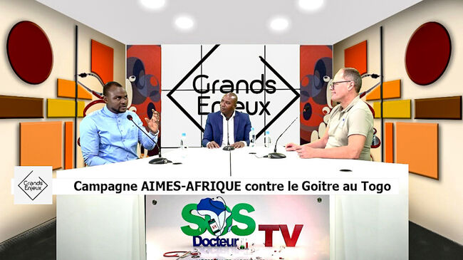 Dr. Joachim Deuble gemeinsam mit Aimes-Afrique-Gründer Dr. Michel Kodom im togolesischen Fernsehen