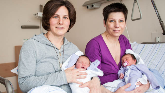 Von links: Danila Stampfl mit ihrer Miriam und Denes Kolozsvadi mit der kleinen Nora – den Schaltjahresbabys aus dem Klinikum Traunstein