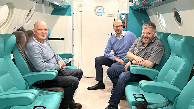 In der Druckkammer: v.l. Kai Schubert mit PD Dr. Matthias Hautmann, Chefarzt der Strahlentherapie am Klinikum Traunstein, und Stefan Pahler, Leitender Arzt des Druckkammerzentrums