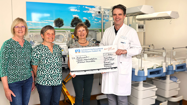 Frauengemeinschaft Nußdorf übergibt Spende aus Kuchenverkauf an die Kinderintensivstation: v.l. Christine Kroiß (Schriftführerin), Inge Geiger (Kassiererin) und Heidi Meisinger (2. Vorstand) mit Professor Dr. Gerhard Wolf, Chefarzt der Kinder- und Jugendmedizin am Klinikum Traunstein