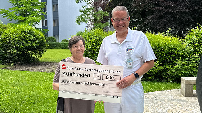 Annemarie Kowarsch übergibt 800 Euro an Dr. Christian Stöberl für die Palliativstation Bad Reichenhall Annemarie Kowarsch übergibt 800 Euro an Dr. Christian Stöberl für die Palliativstation Bad Reichenhall