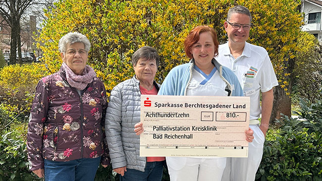 Hannelore Löhr und Annemarie Kowarsch übergeben 810 Euro an Regina Mayer, Stationsleitung, und Oberarzt Dr. Christian Stöberl für die Palliativstation Bad Reichenhall.