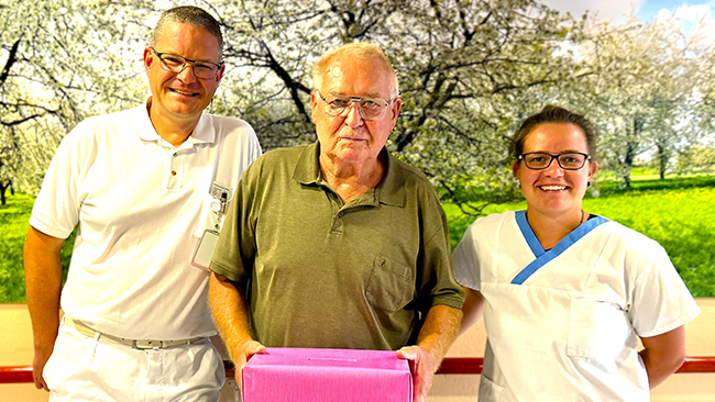 Stefan Wimmer (Mitte) überreichte die Spende an Dr. Christian Stöberl (links). den Oberarzt der Palliativstation, und Pflegefachkraft Anna Rutz (rechts). Stefan Wimmer (Mitte) überreichte die Spende an Dr. Christian Stöberl (links). den Oberarzt der Palliativstation, und Pflegefachkraft Anna Rutz (rechts).