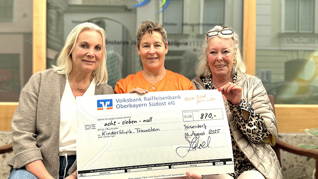 „Ein Lächeln, das verbindet“ – Mit ihrer Aktion „Dehnen für ein Kinderlächeln“ sammelte Constanze Jäkel (Mitte) mit Hilfe von Dr. Christine Kufner (l) und Luise Hofmann (r ) 870 Euro für die neue Kinderklinik Traunstein. „Ein Lächeln, das verbindet“ – Mit ihrer Aktion „Dehnen für ein Kinderlächeln“ sammelte Constanze Jäkel (Mitte) mit Hilfe von Dr. Christine Kufner (l) und Luise Hofmann (r ) 870 Euro für die neue Kinderklinik Traunstein.