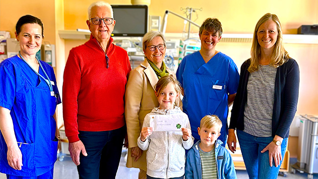 v.l. Ines Pato, Stationsleitung Kinderintensivstation, Josef Eder, Elisabeth Eder, Dorothee Springer, Stationsleitung Intensivstation, und Bernadette Eder mit ihren Kindern.