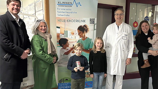 v.l. Alexander Pendelin, Andrea Wollmann, Ferdinand Pendelin mit der prallgef�llten Spendendose, Antonia Pendelin, Oberarzt Anton Berger, Isabell Pendelin mit der kleinen Helena auf dem Arm