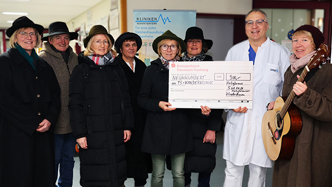 Mit uralten regionalen Traditionen f�r das Wohl von Familien mit kranken Kindern unterwegs. Die Heiligkreuzer Klopferfrauen bei �bergabe am Klinikum Traunstein mit Oberarzt Anton Berger. 