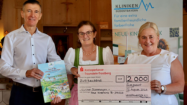 v.l. Dr. Uwe Gretscher, Vorstandsvorsitzender der Kliniken Südostbayern; Kreisbäuerin Christine Schuhegger aus Waging und stellvertretende Kreisbäuerin Bärbel Rieder aus Reit im Winkl v.l. Dr. Uwe Gretscher, Vorstandsvorsitzender der Kliniken Südostbayern; Kreisbäuerin Christine Schuhegger aus Waging und stellvertretende Kreisbäuerin Bärbel Rieder aus Reit im Winkl