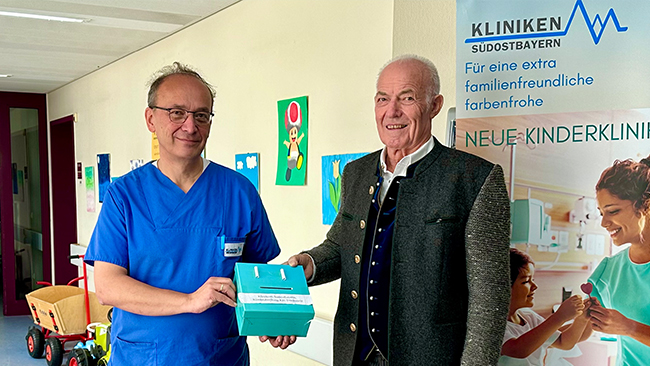 Bei der Spendenübergabe v.l. Dr. Ulrich Römer, Leitender Oberarzt der Kinder- und Jugendmedizin am Klinikum Traunstein mit dem Jubilar Herbert Ober sen. aus Rettenbach.