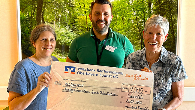 Ehmad Pelic (Mitte) nahm die Spende von Marlies Fenninger (rechts) und Brigitte Schröckr (links) vom Frauenbundladl entgegen.