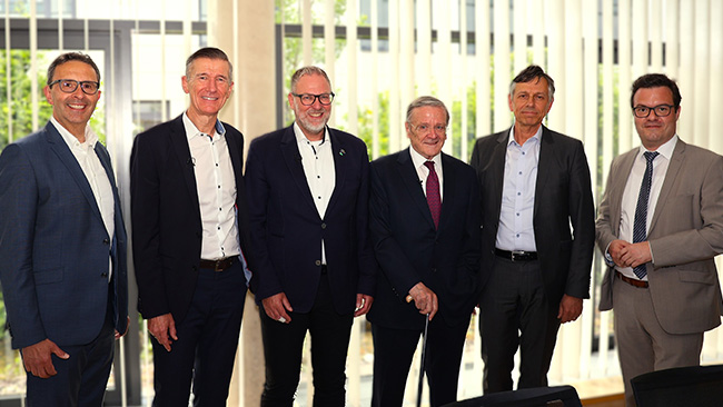 Mit einer symbolischen Übergabe der Förderung von 800 TEUR gaben Vertreter der Kliniken Südostbayern und der Eva Mayr-Stihl Stiftung am Klinikum Traunstein den Auftakt für zwei Zukunftsprojekte: v.l. Steffen Köhler, Ltg. Geschäftsbereich Personal u. Bildung, Dr. Uwe Gretscher, Vorstandsvorsitzender, Landrat Andreas Danzer, Robert Mayr, Vorstandsvorsitzender und Stifter der Eva Mayr-Stihl Stiftung, Dr. Stefan Paech, Medizinischer Direktor und Geschäftsführer des Fachärztezentrums, Alexander Burghartswieser, Geschäftsführer der Eva Mayr-Stihl Stiftung.