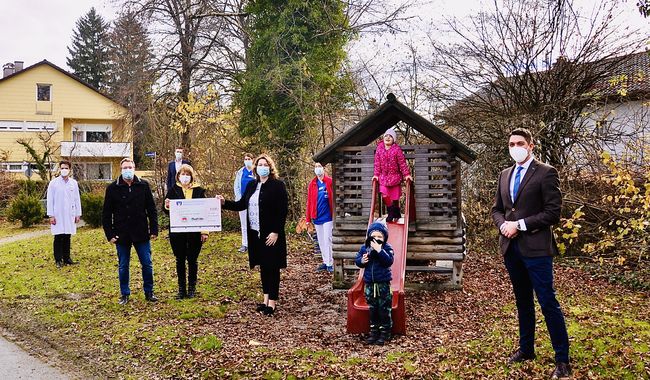 Vorne v.l.n.r.: Geschäftsführer der Meindl & Sohn GmbH & Co. KG Thomas Meindl mit Gabriele und Anette Meindl und den Kindern (Notabene: Ein Hausstand, daher ohne 1,5 m Abstand), Landrat Siegfried Walch. Hinten v.l.n.r.: Chefarzt der Kinderklinik PD Dr. Gerhard Wolf, Vorstandsvorsitzender der Kliniken Südostbayern AG Dr. Uwe Gretscher, Stationsleitungen der Kinderklinik Pamela Becker und Julia Thalhammer. 