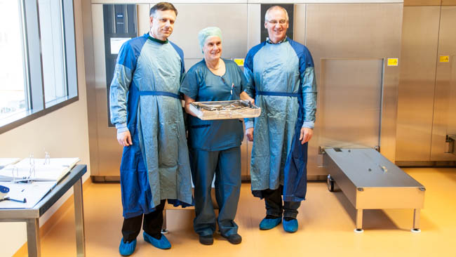 von links: Der medizinische Direktor des Kliniken Südostbayern AG, Dr. Stefan Paech, die Abteilungsleiterin Romana Frey und der Leiter der Bauverwaltung Alfred Gehmacher vor einem Autoklaven - einer Maschine, die mit 134 Grad heißem Dampf Geräte steril macht. von links: Der medizinische Direktor des Kliniken Südostbayern AG, Dr. Stefan Paech, die Abteilungsleiterin Romana Frey und der Leiter der Bauverwaltung Alfred Gehmacher vor einem Autoklaven - einer Maschine, die mit 134 Grad heißem Dampf Geräte steril macht.