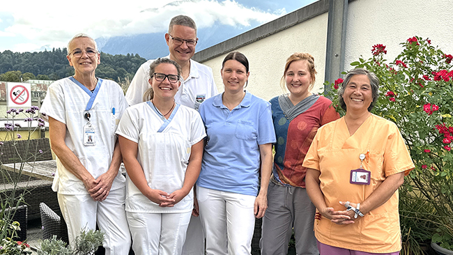 Das Team der Palliativmedizin an der Kreisklinik Bad Reichenhall führte die Besucher beim Tag der offenen Tür durch die Station, v.l. Anita Daum, Gesundheits- und Krankenpflegerin Palliativstation, Anna Rutz, Gesundheits- und Krankenpflegerin Palliativstation, Dr. Christian Stöberl, Oberarzt, Leiter Palliativstation, Monika Aßmann, Physiotherapie Palliativstation, Regina Barbara Mayer, Stationsleitung Palliativstation, Marisa Kadavanich, Musiktherapeutin Palliativstation