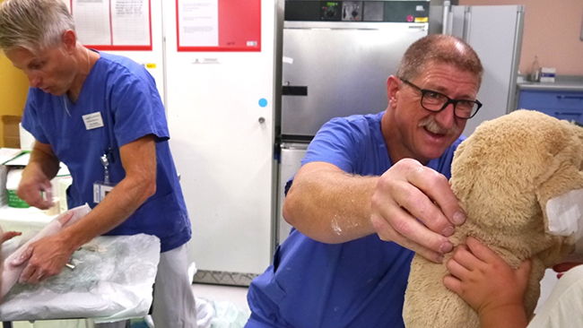 Im Bereich der Zentralen Notaufnahme konnten sich die kleinen Besucherinnen und Besucher einen Gips machen lassen (der natürlich wieder leicht zu entfernen war) und ihre Kuscheltiere zum Verarzten in kundige Hände geben..